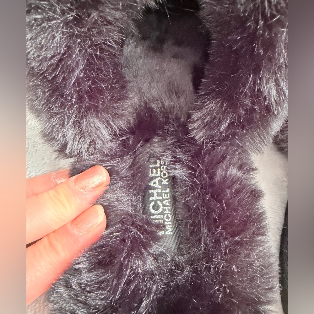 Michael Kors Size 8 Plush Slipper - Picture 2 of 4